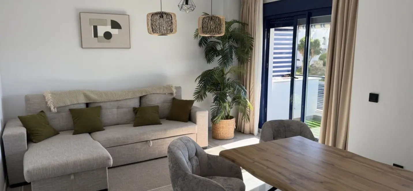 Sale of middle floor apartment in Estepona 1