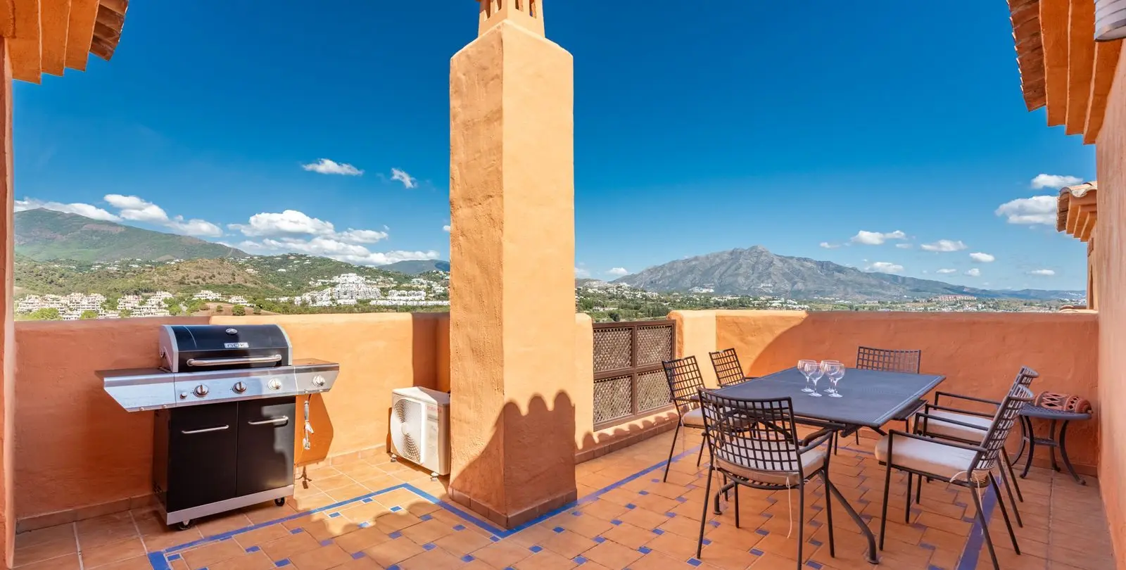 Sale of penthouse duplex in New Golden Mile 17