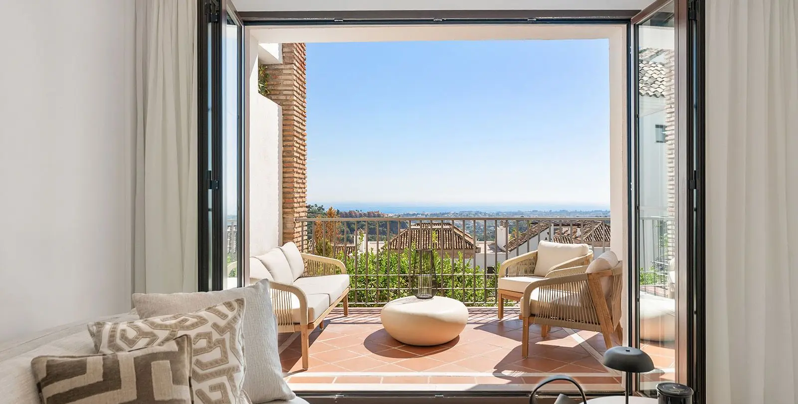 Sale of middle floor apartment in Los Arqueros 8