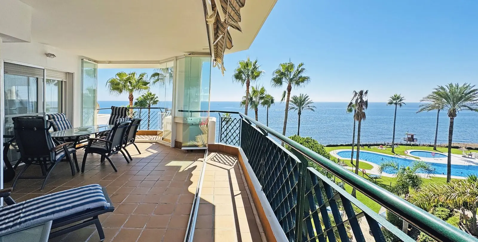 Venta de apartamento en planta media en Calahonda 1