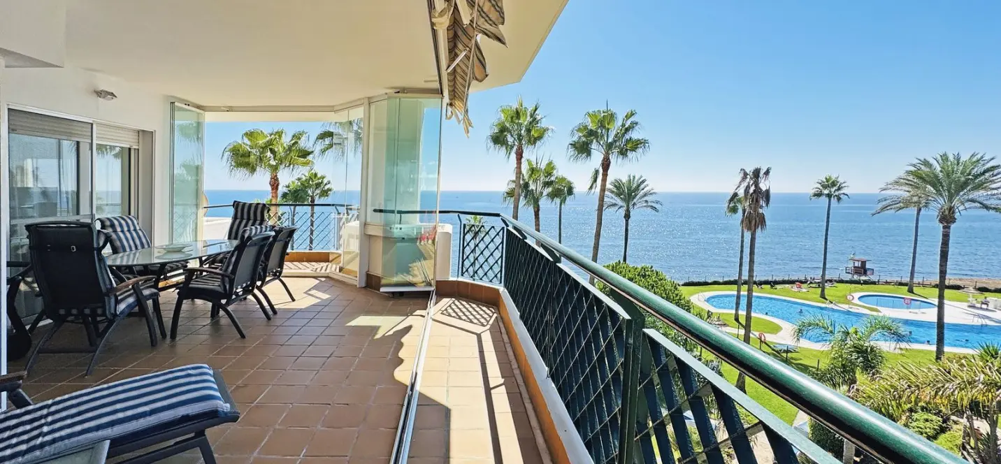 Venta de apartamento en planta media en Calahonda 0