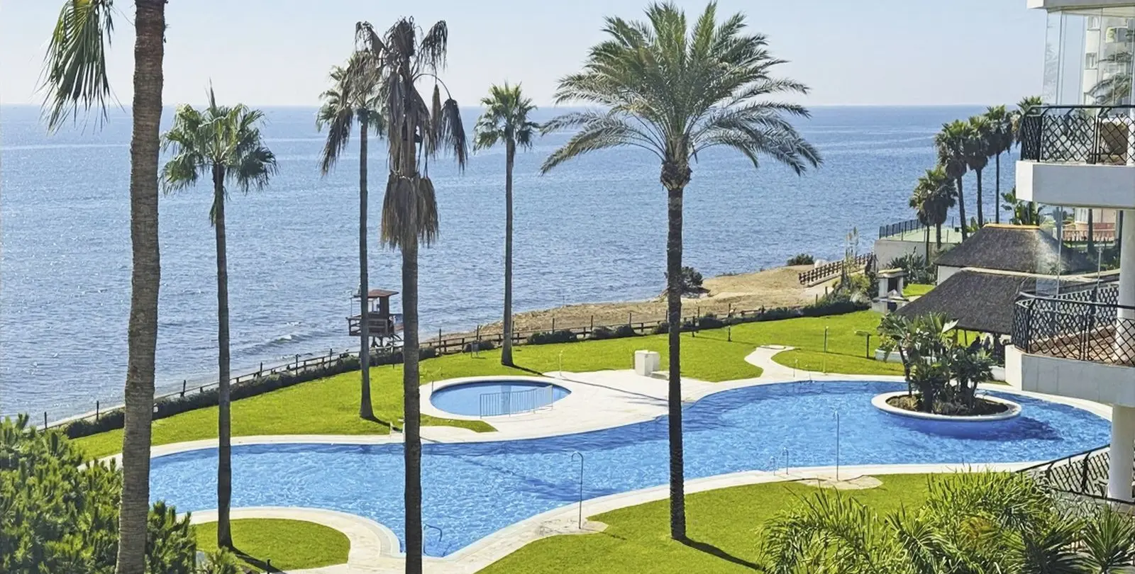Venta de apartamento en planta media en Calahonda 2
