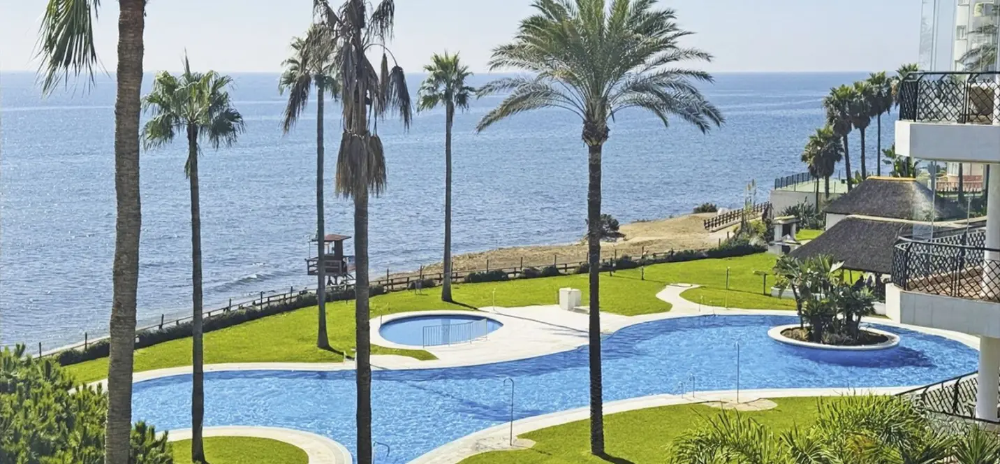 Venta de apartamento en planta media en Calahonda 1