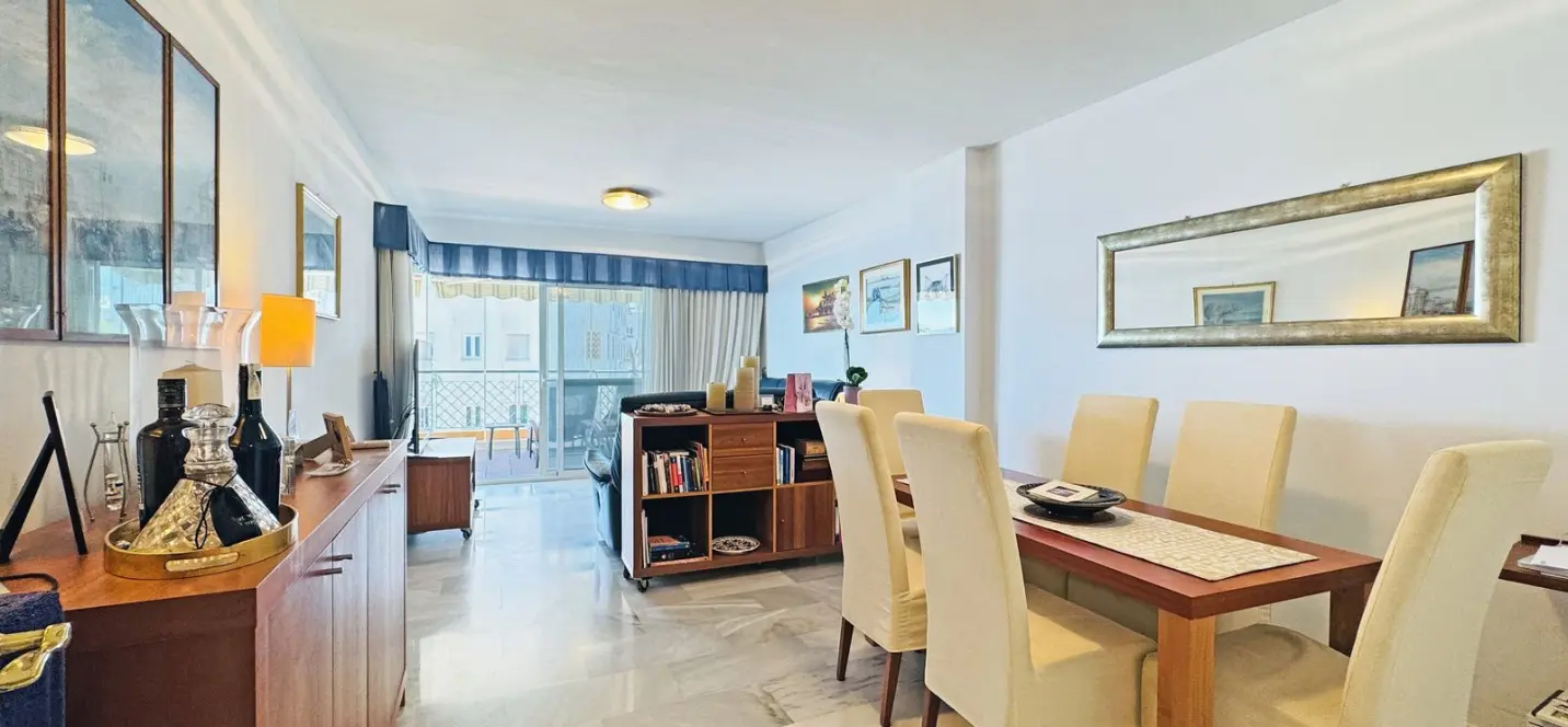 Venta de apartamento en planta media en Calahonda 2