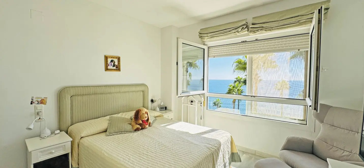 Venta de apartamento en planta media en Calahonda 3