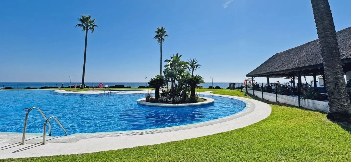 Venta de apartamento en planta media en Calahonda 4
