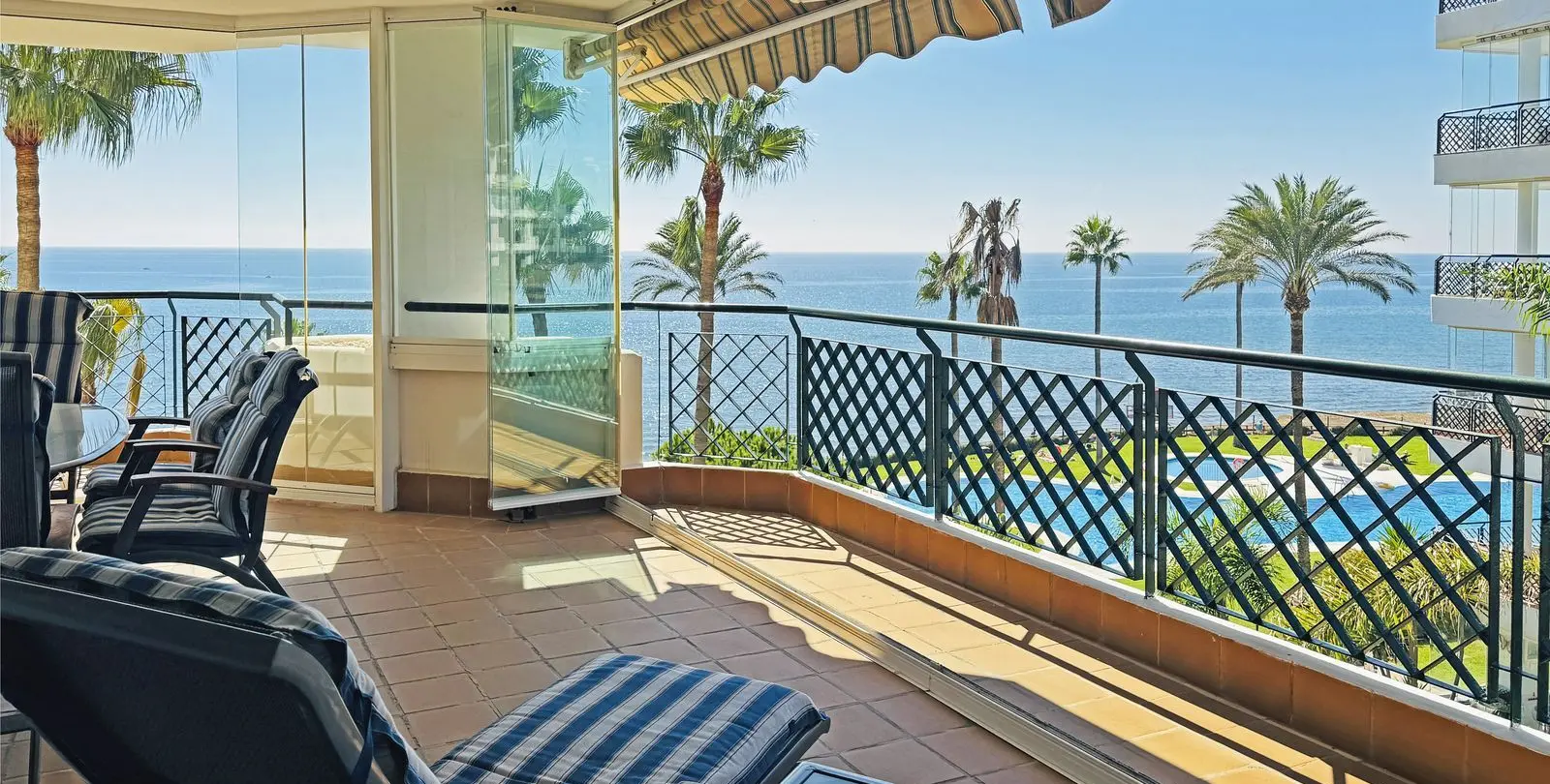 Venta de apartamento en planta media en Calahonda 10
