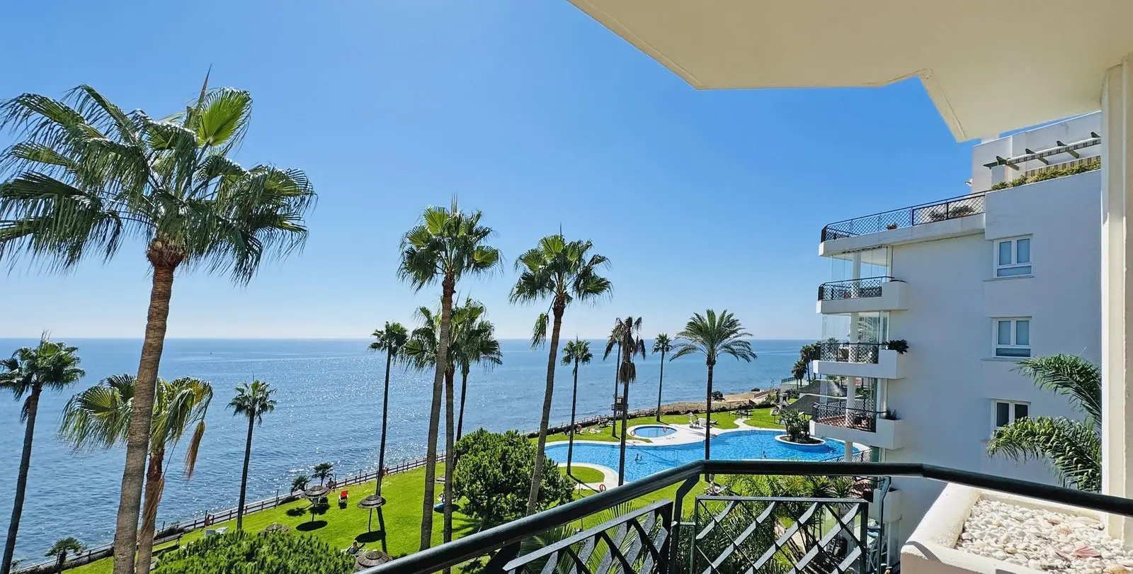 Venta de apartamento en planta media en Calahonda 11