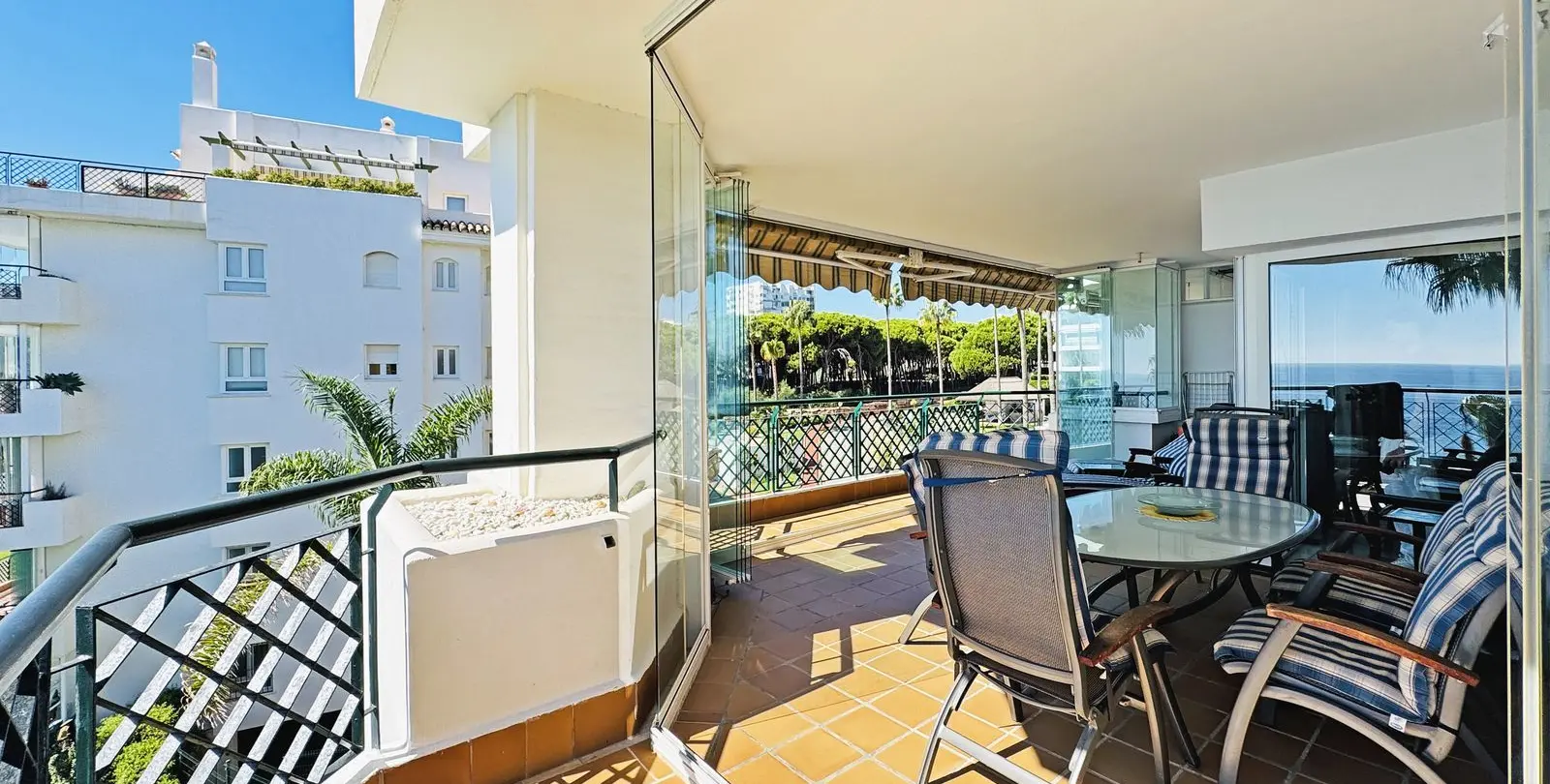 Venta de apartamento en planta media en Calahonda 12