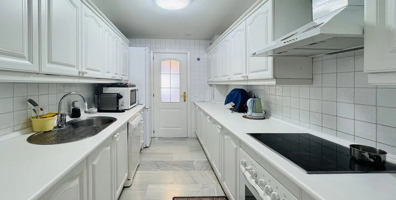 Venta de apartamento en planta media en Calahonda 13