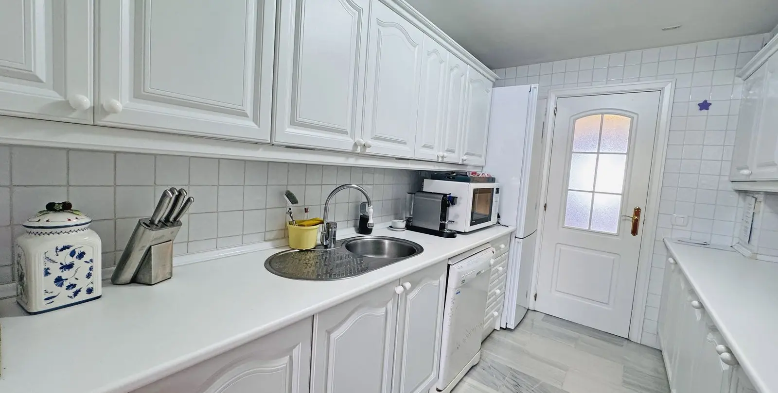 Venta de apartamento en planta media en Calahonda 16