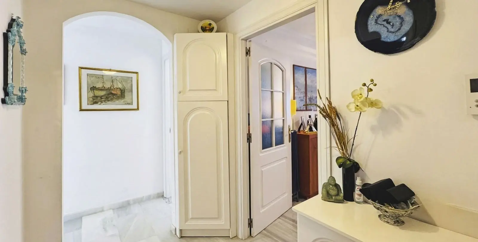 Venta de apartamento en planta media en Calahonda 18