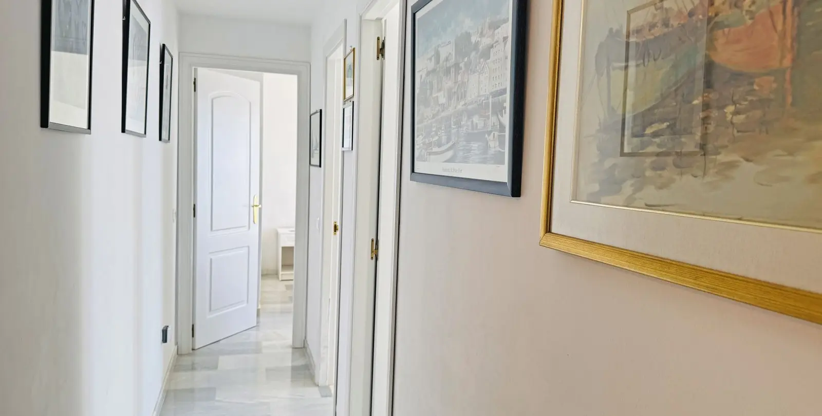 Venta de apartamento en planta media en Calahonda 19