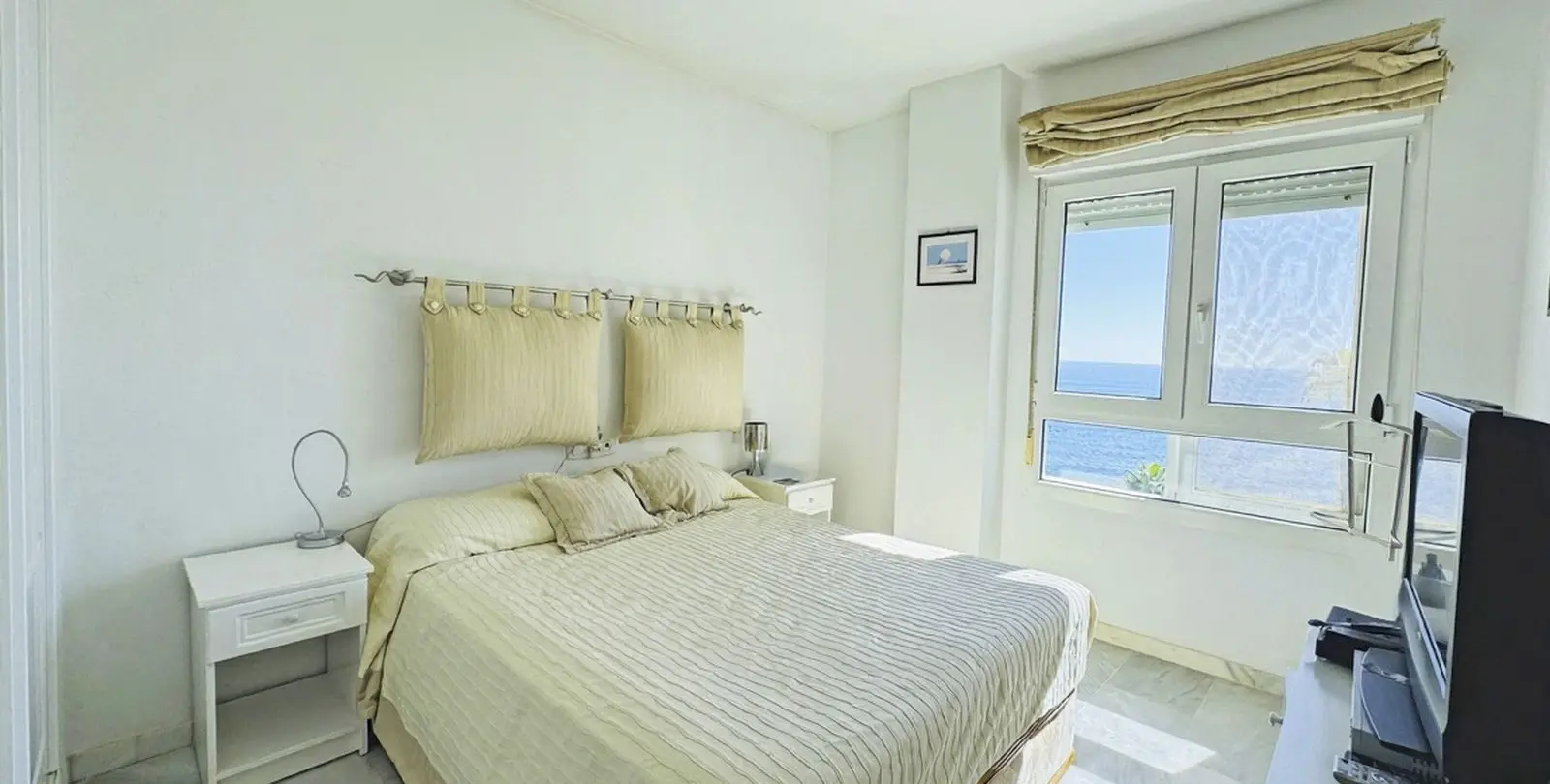 Venta de apartamento en planta media en Calahonda 25