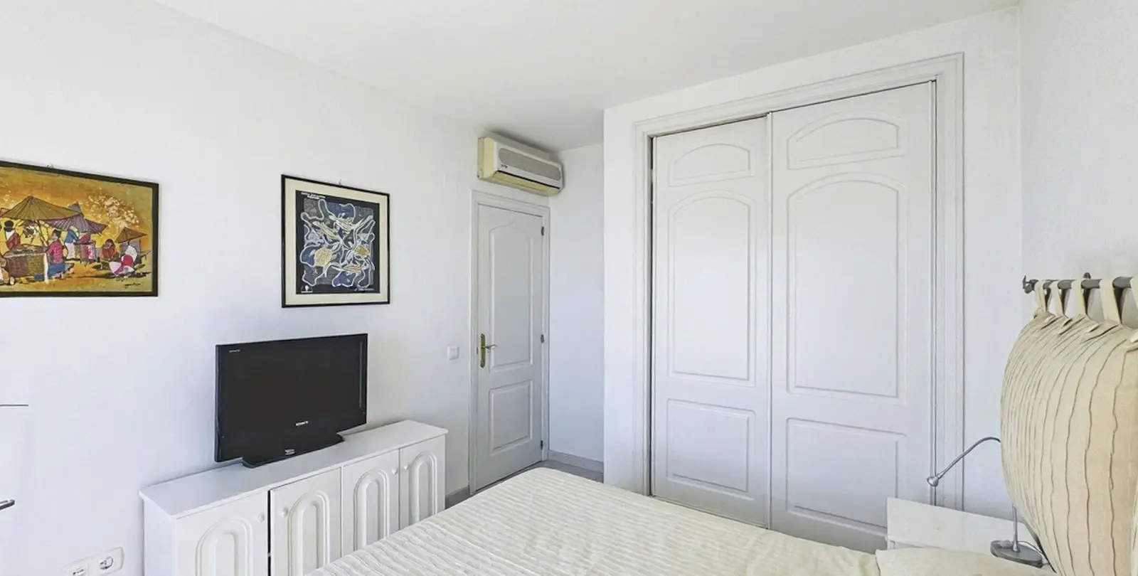 Venta de apartamento en planta media en Calahonda 26