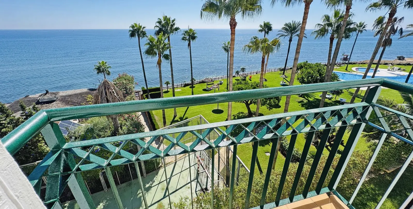 Venta de apartamento en planta media en Calahonda 30