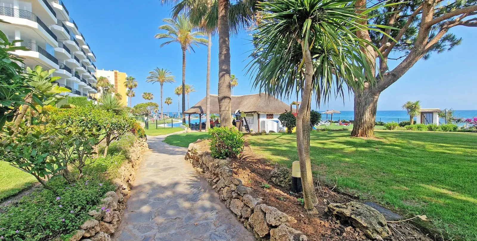 Venta de apartamento en planta media en Calahonda 35