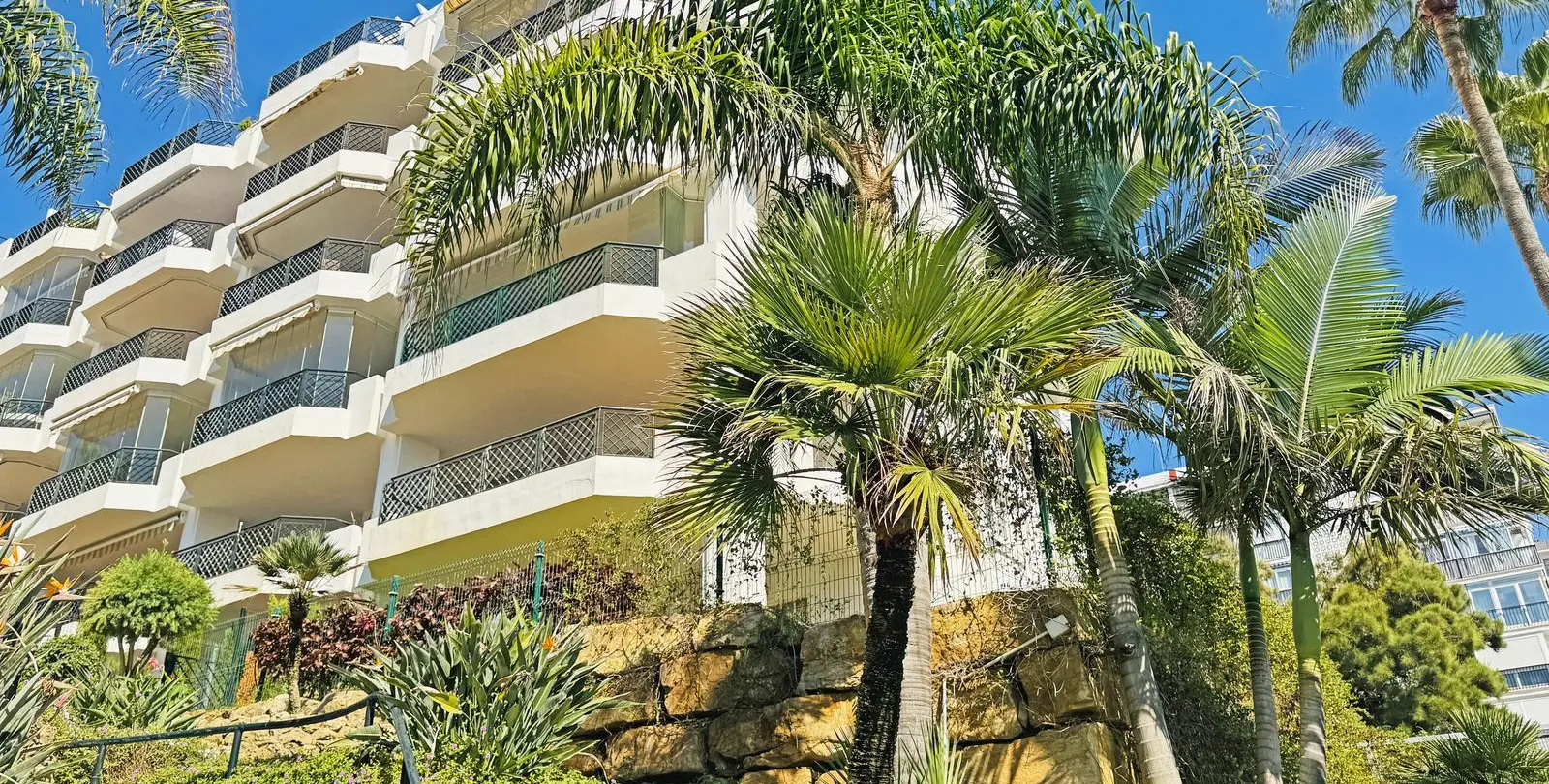 Venta de apartamento en planta media en Calahonda 38