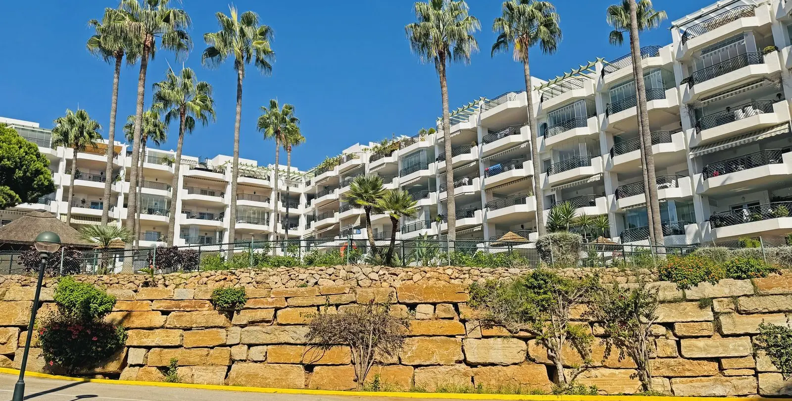 Venta de apartamento en planta media en Calahonda 40