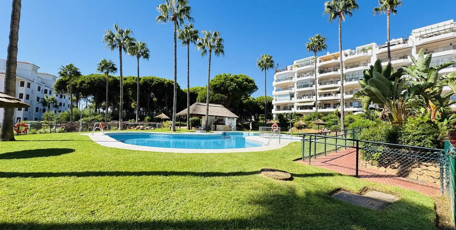 Venta de apartamento en planta media en Calahonda 41