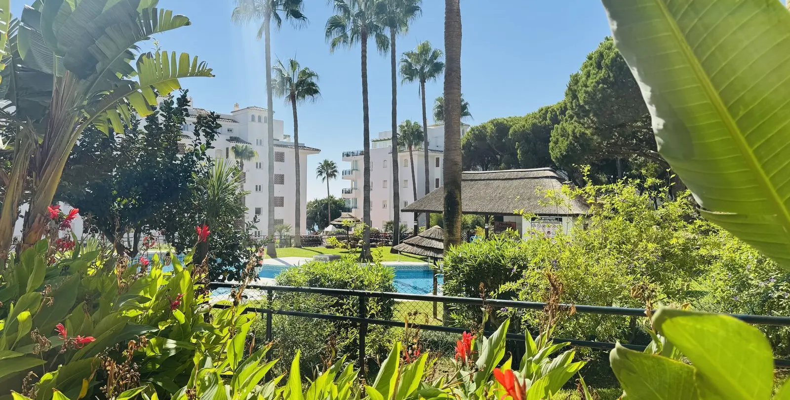 Venta de apartamento en planta media en Calahonda 42