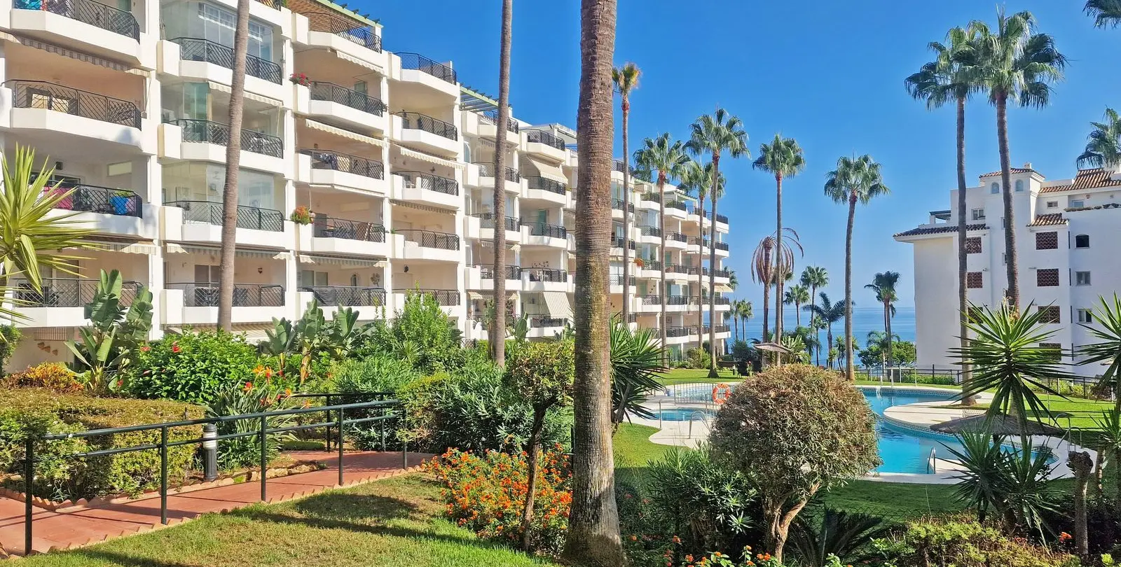 Venta de apartamento en planta media en Calahonda 43
