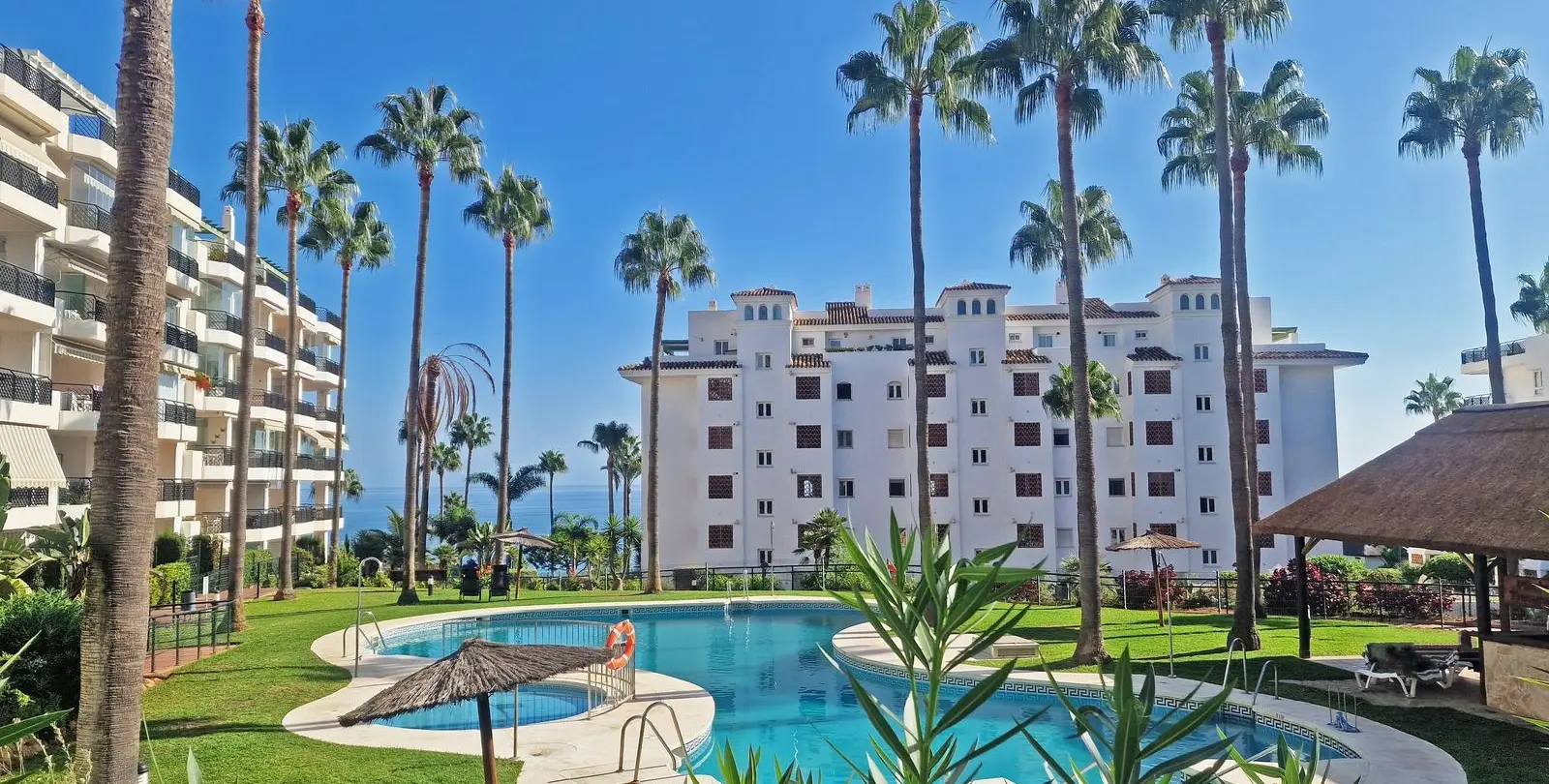 Venta de apartamento en planta media en Calahonda 44