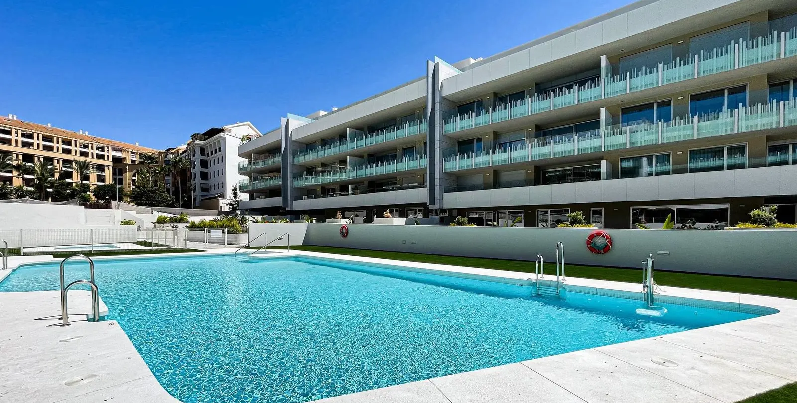 Venta de apartamento en planta media en San Pedro de Alcántara 25