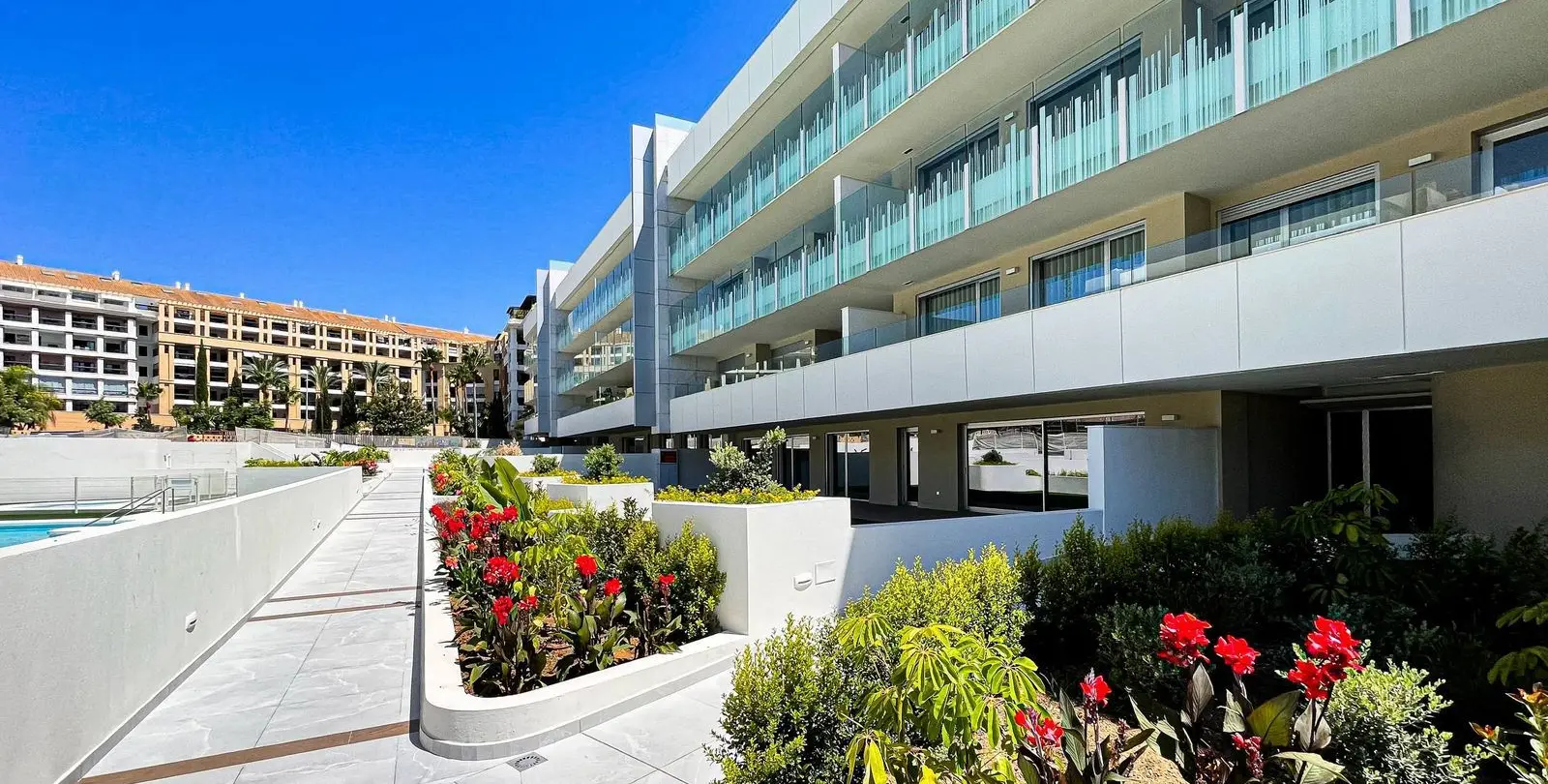 Venta de apartamento en planta media en San Pedro de Alcántara 26