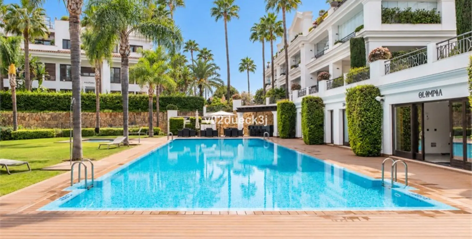 Venta de apartamento en planta baja en Estepona 1