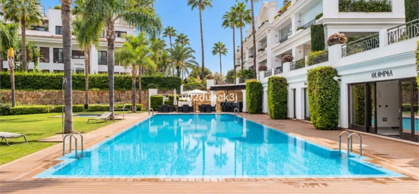 Venta de apartamento en planta baja en Estepona 0