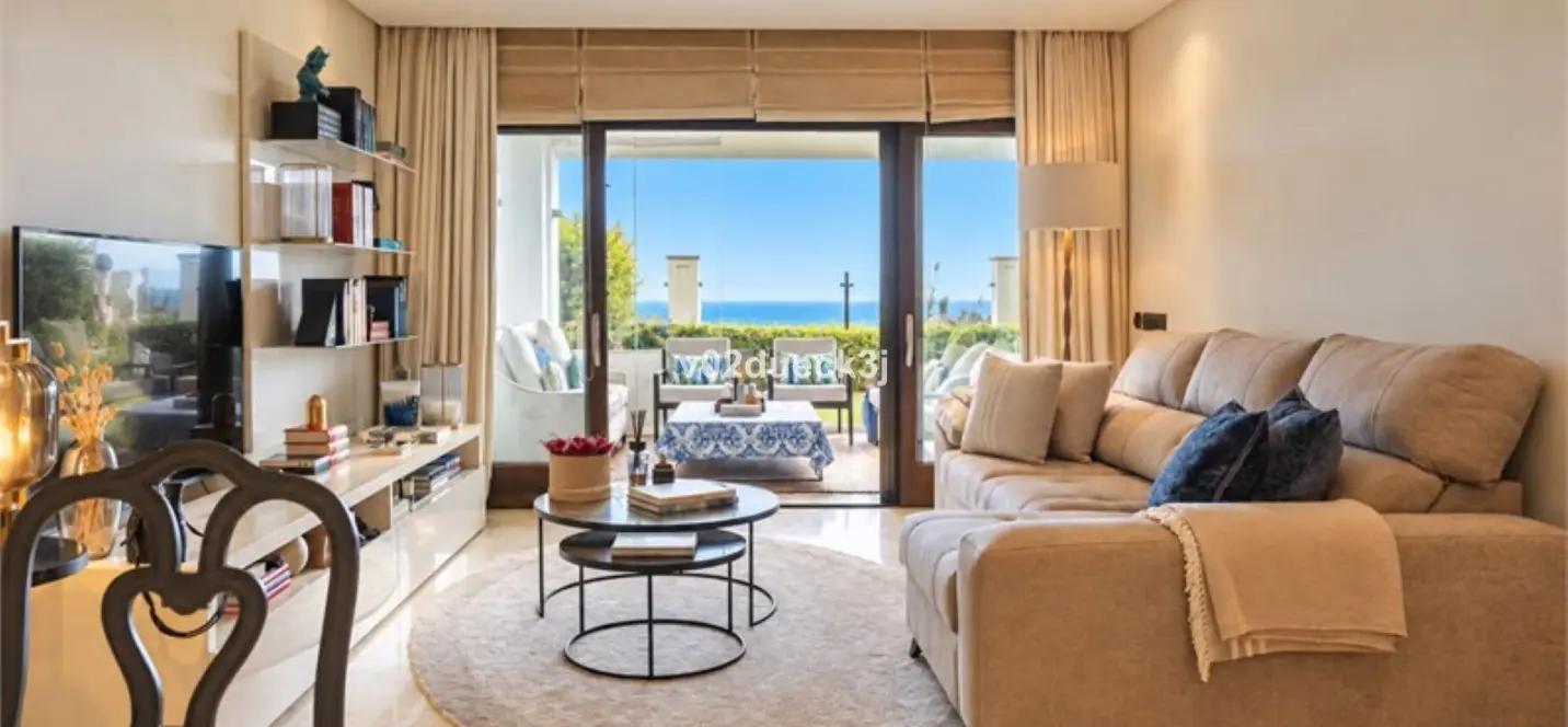 Venta de apartamento en planta baja en Estepona 2