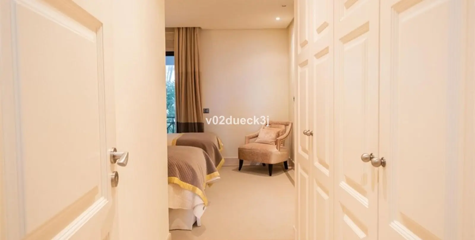 Venta de apartamento en planta baja en Estepona 16