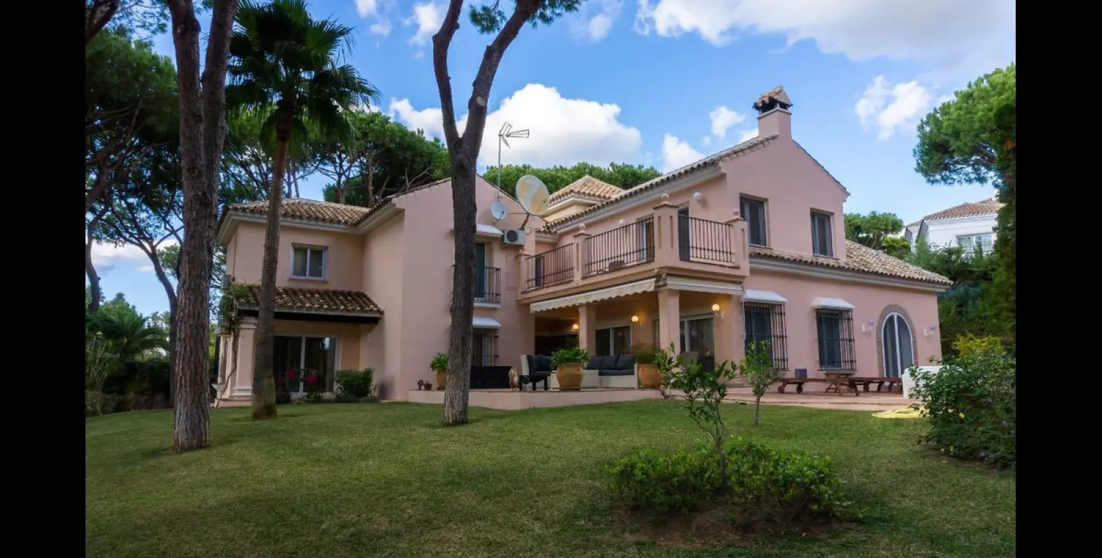 Long-term rent of detached villa in Hacienda Las Chapas 1