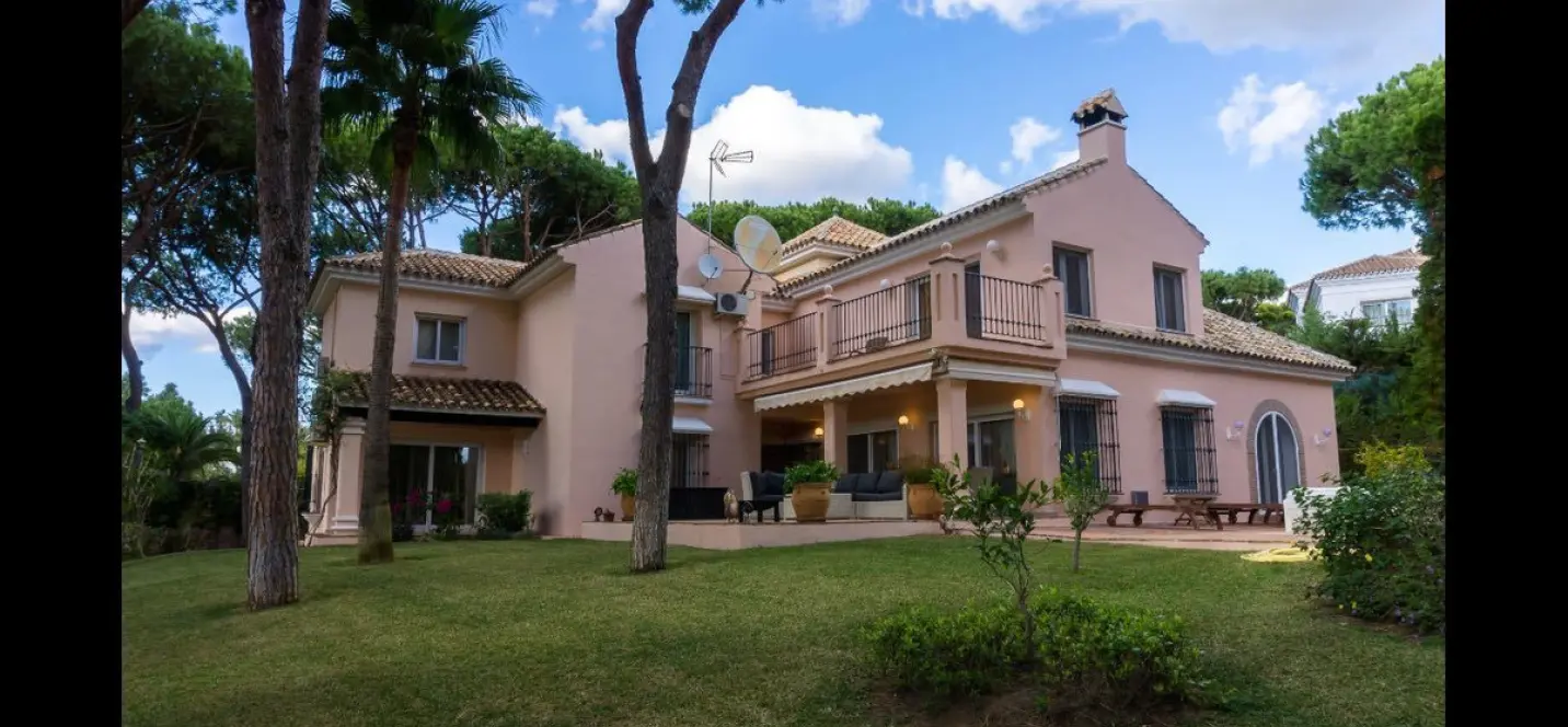 Long-term rent of detached villa in Hacienda Las Chapas 0