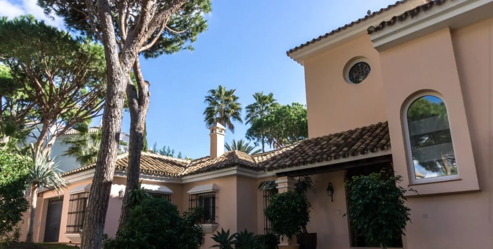 Long-term rent of detached villa in Hacienda Las Chapas 2