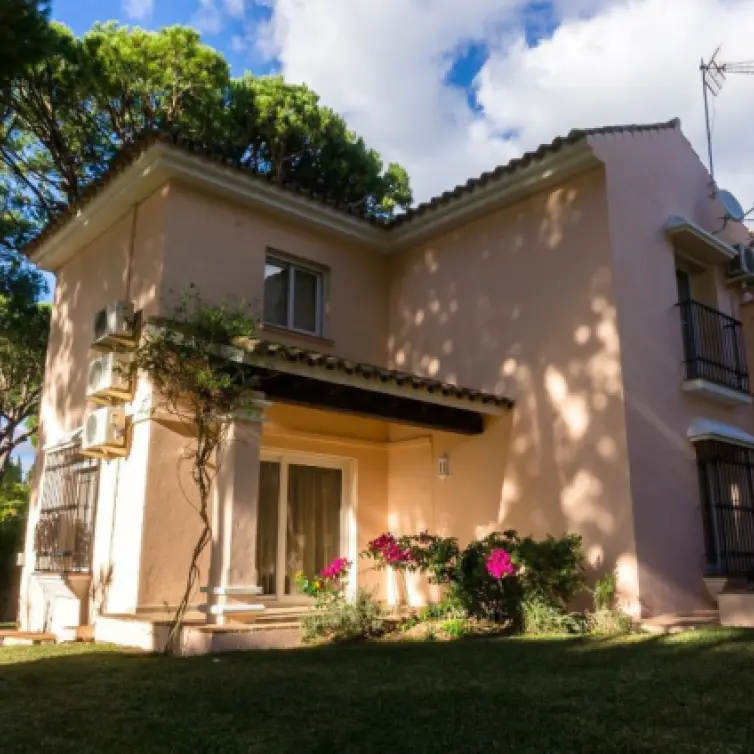 Long-term rent of detached villa in Hacienda Las Chapas