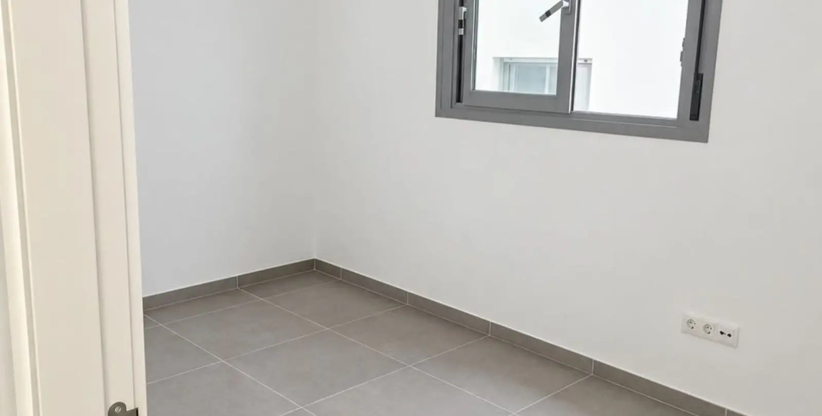 Sale of middle floor apartment in Benalmadena Costa 10
