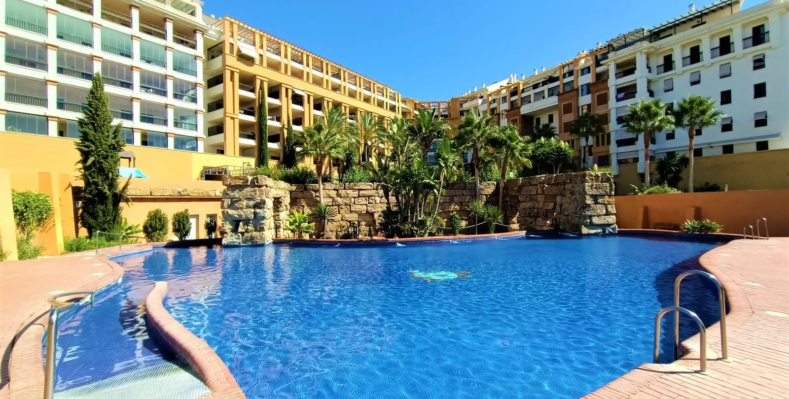 Sale of middle floor apartment in San Pedro de Alcántara 3