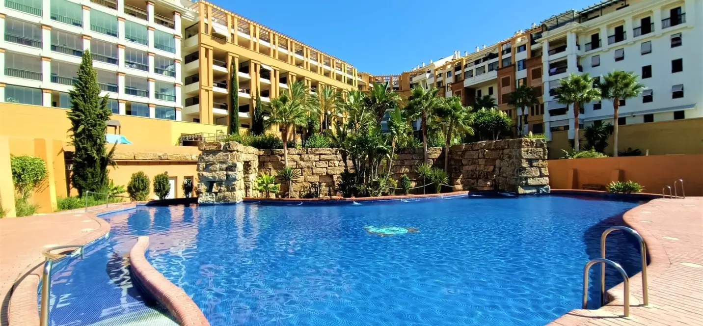 Sale of middle floor apartment in San Pedro de Alcántara 2