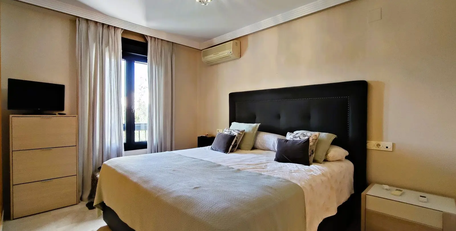 Sale of middle floor apartment in San Pedro de Alcántara 14