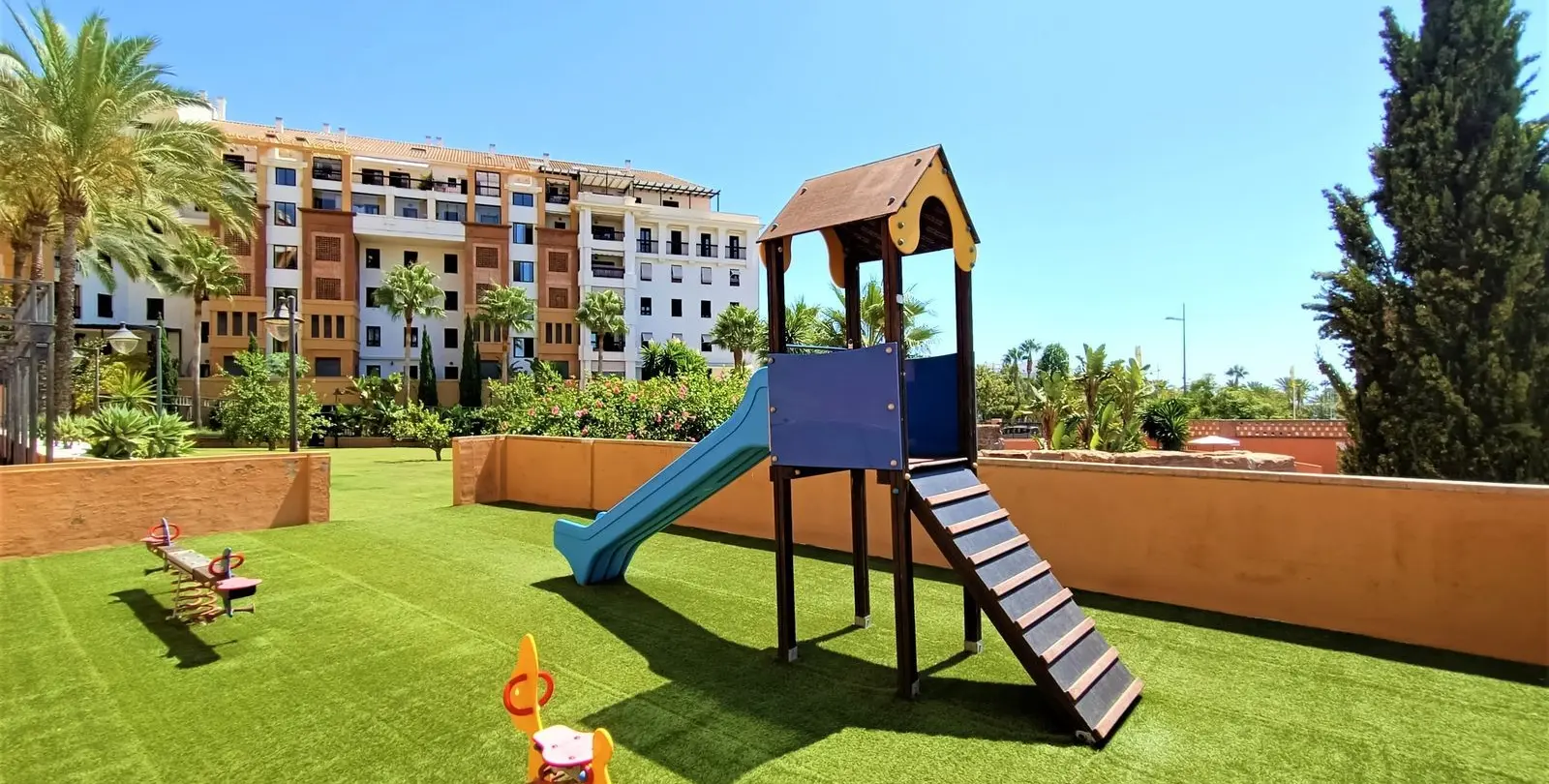 Sale of middle floor apartment in San Pedro de Alcántara 21