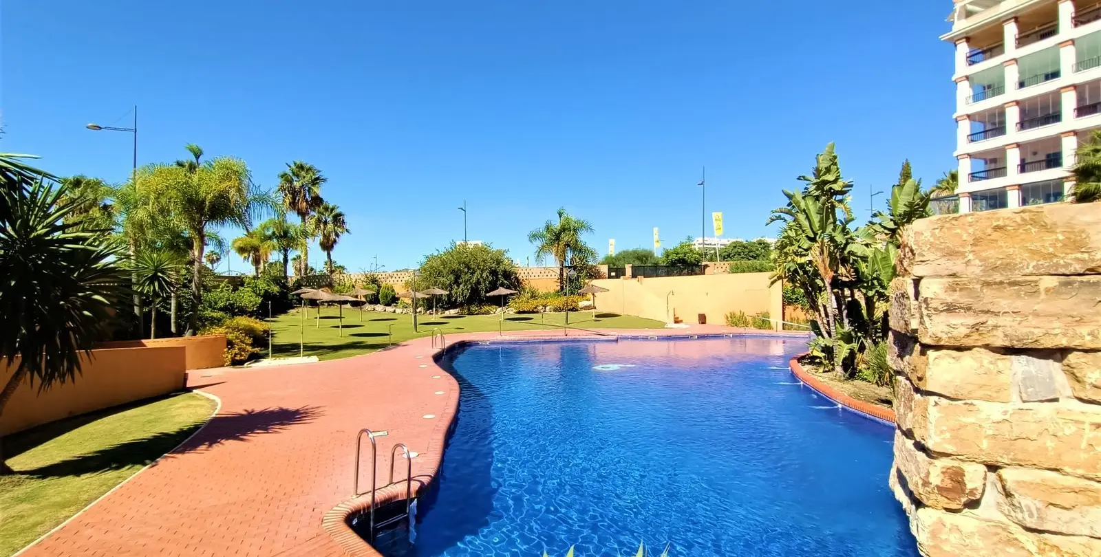 Sale of middle floor apartment in San Pedro de Alcántara 22