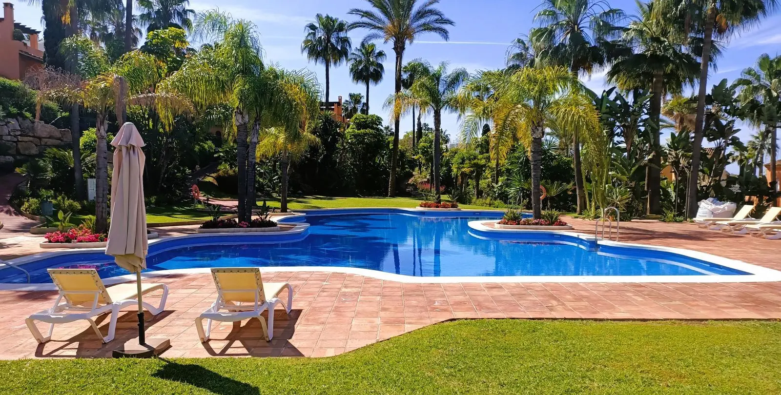 Sale of townhouse in El Paraiso 1