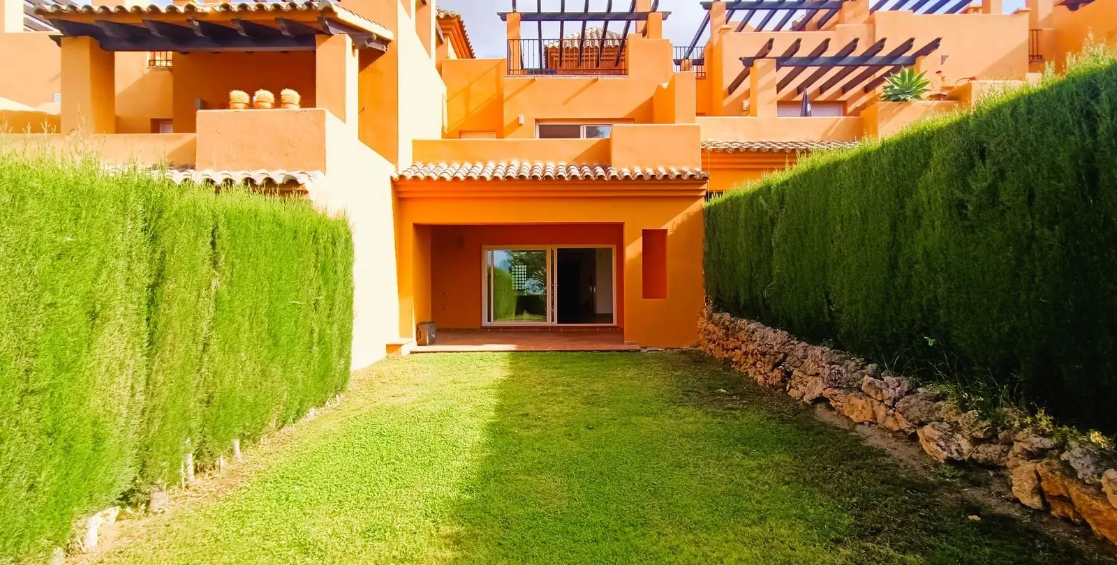 Sale of townhouse in El Paraiso 2