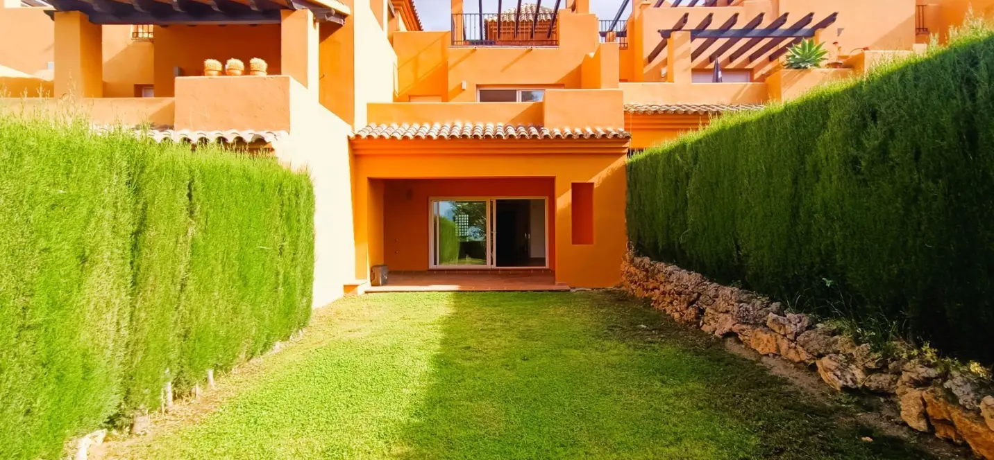 Sale of townhouse in El Paraiso 1