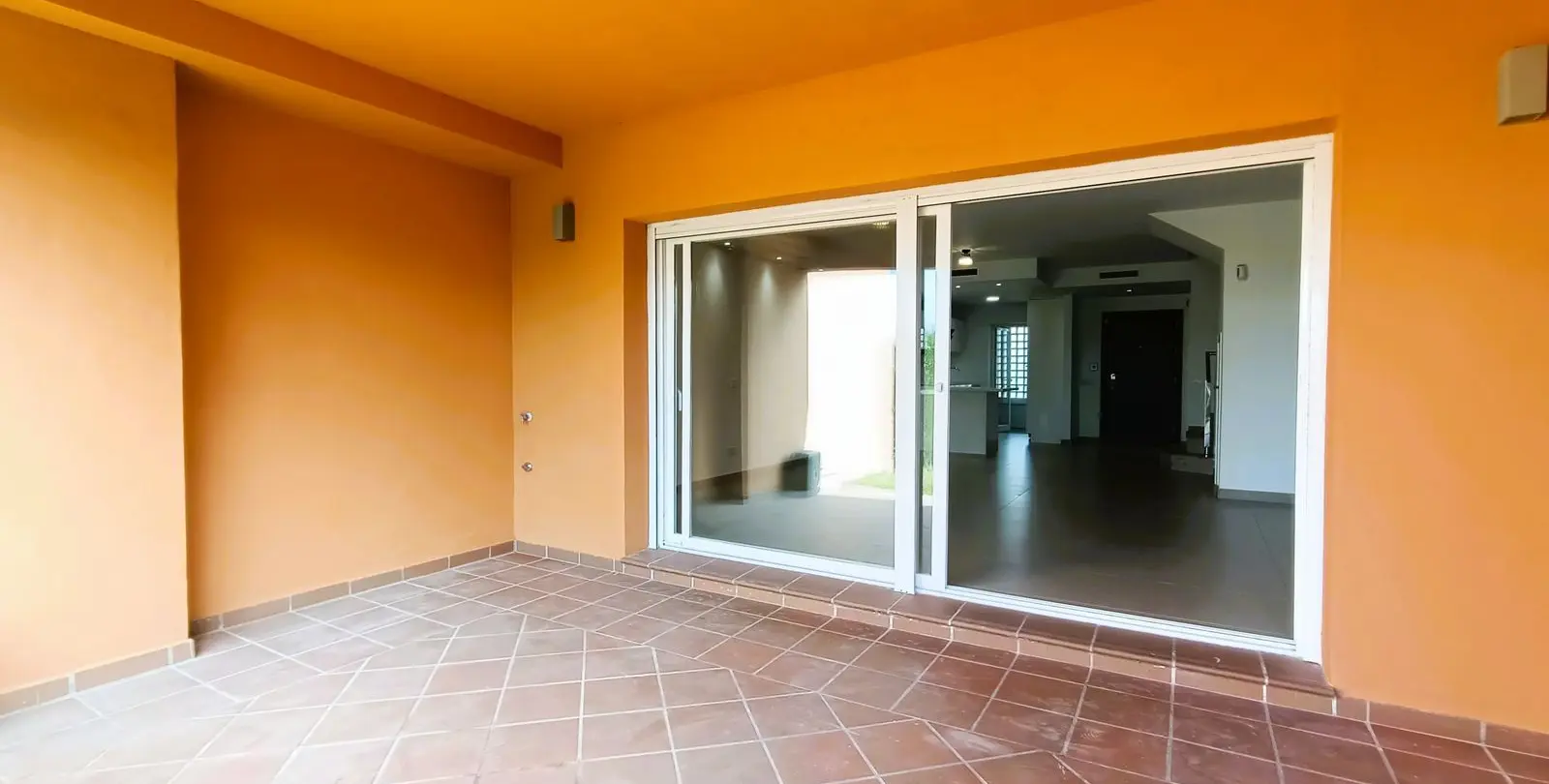 Sale of townhouse in El Paraiso 4