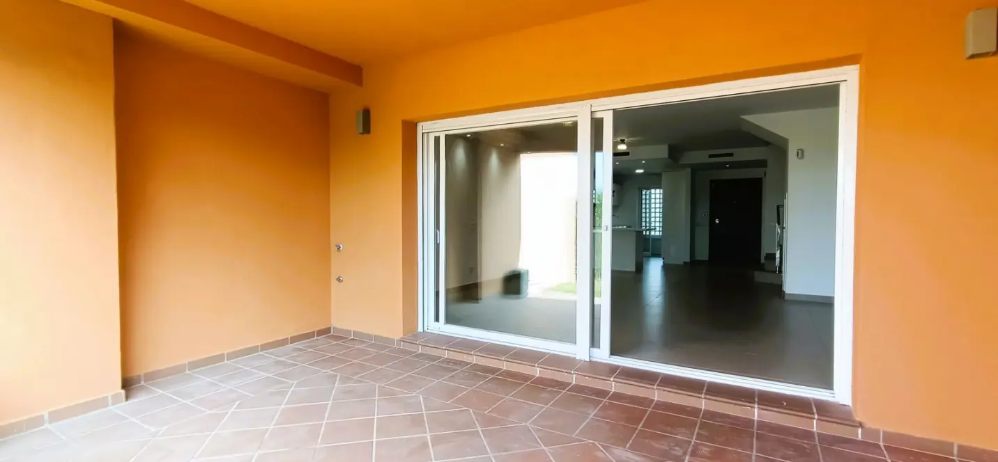 Sale of townhouse in El Paraiso 3