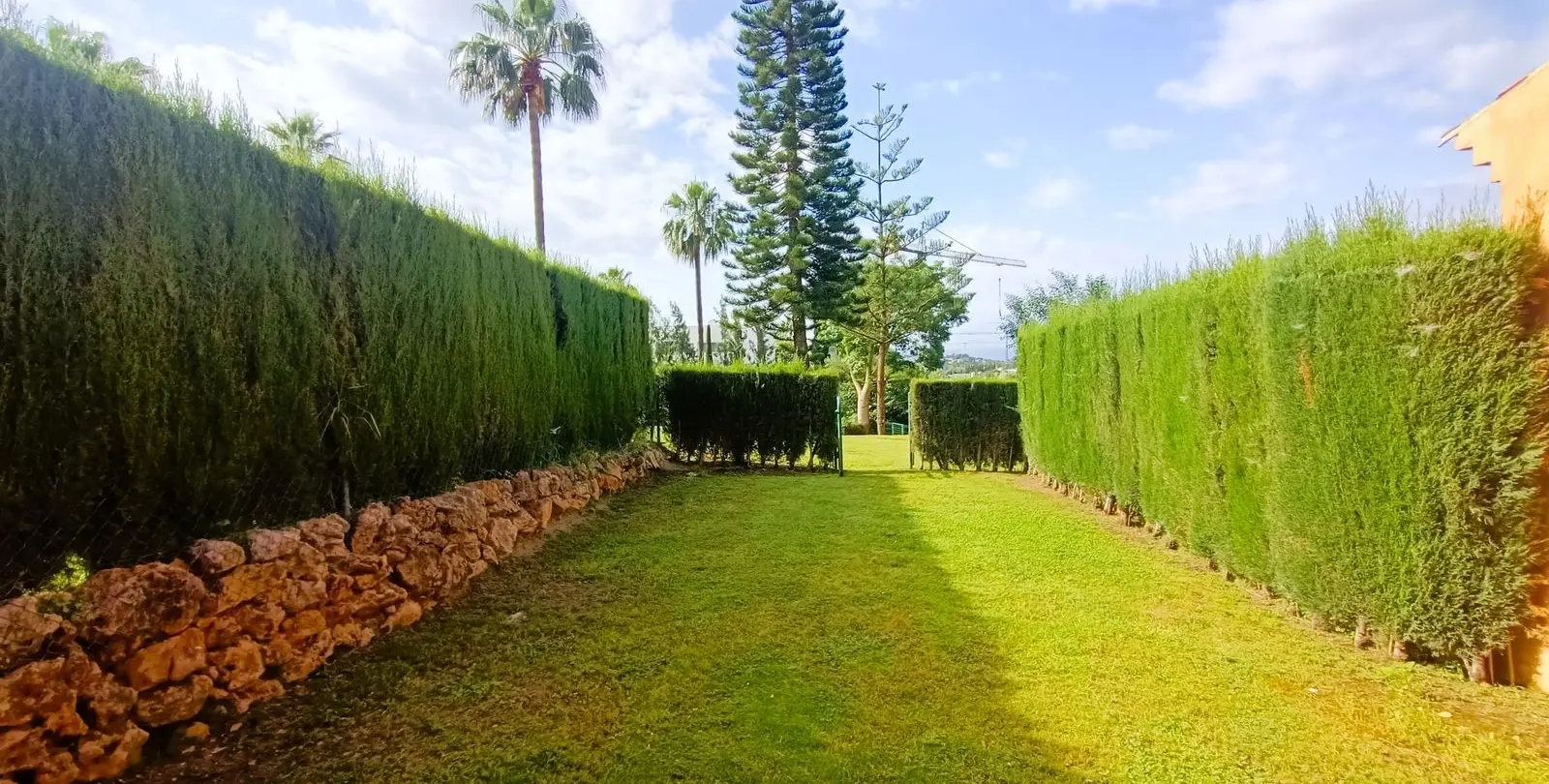 Sale of townhouse in El Paraiso 5