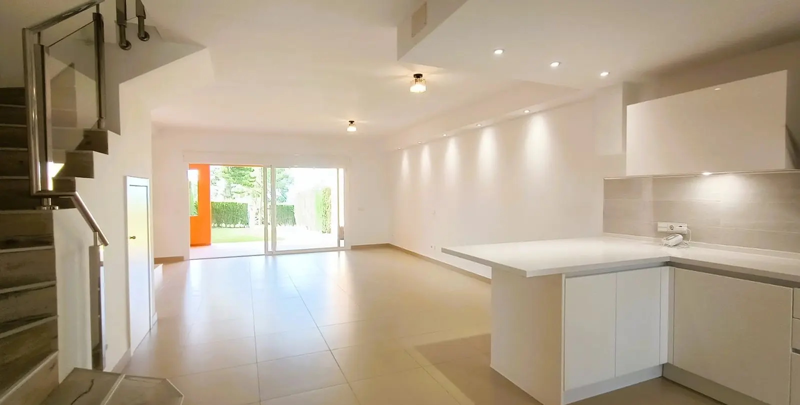 Sale of townhouse in El Paraiso 6